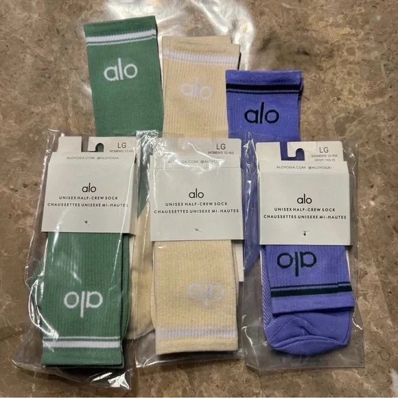 Women’s Alo Socks
3 pairs Packaging states size Large but they fit sizes 6-11 - Picture 2 of 3